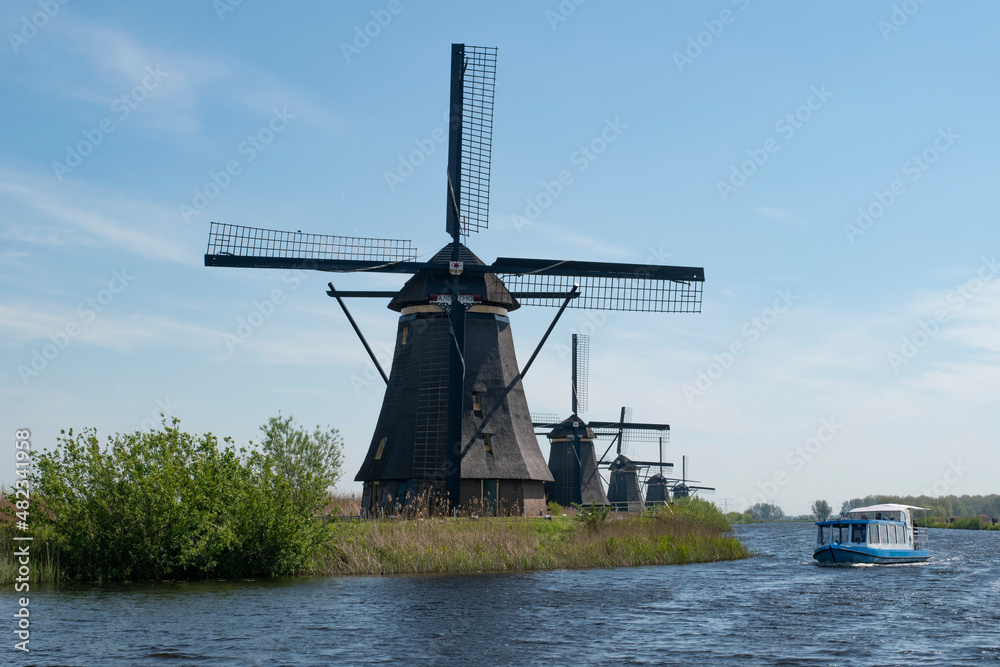 オランダの運河と風車（キンデルダイク）