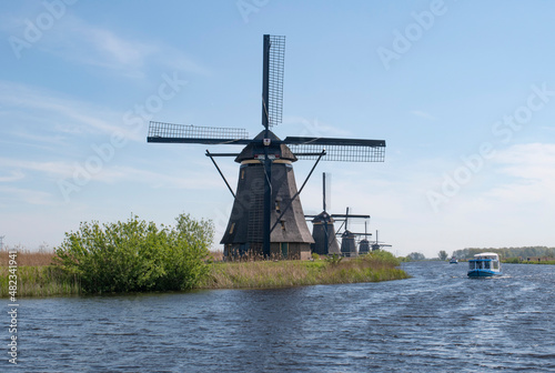 オランダの運河と風車（キューケンホフ） © Akio Mukunoki