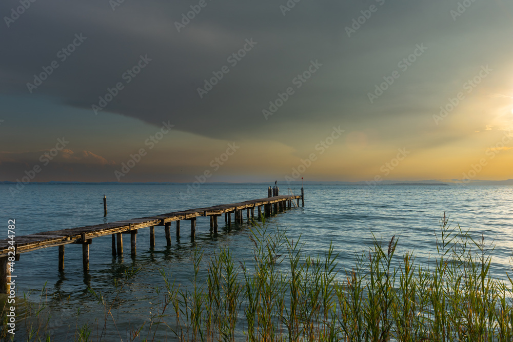 Obraz premium Sunset in Lazise on Lake Garda, Italy