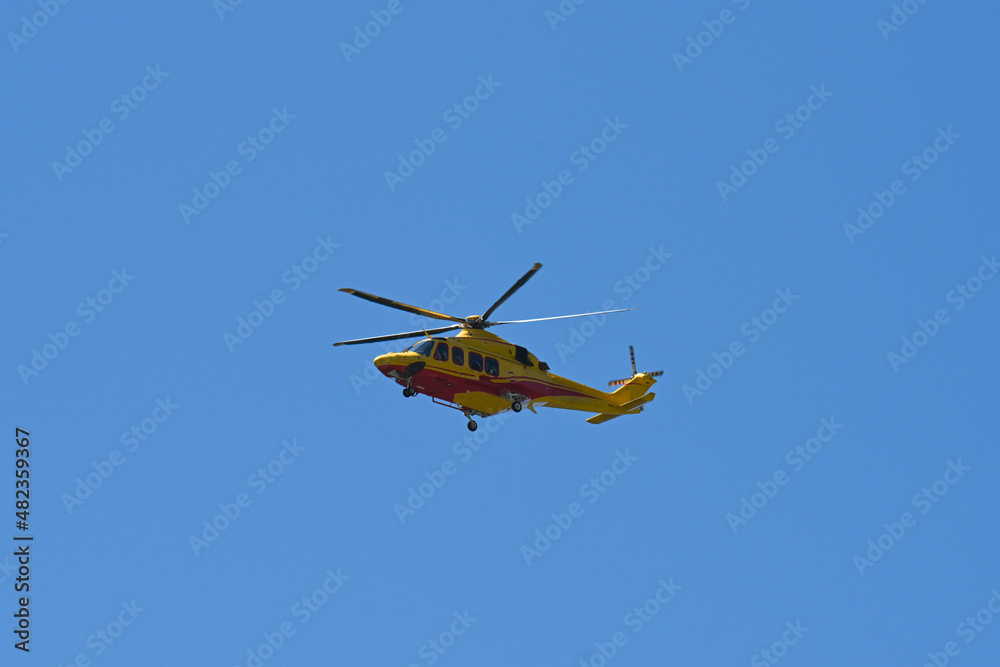 Fototapeta premium elicottero soccorso in volo volare