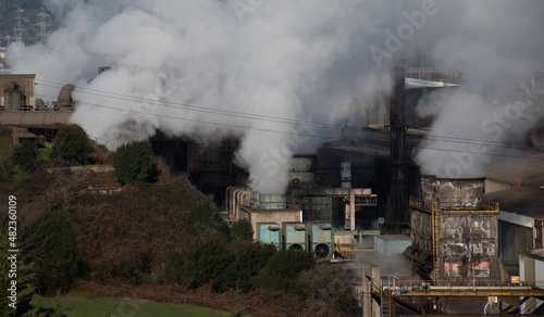 fabrica echando humo