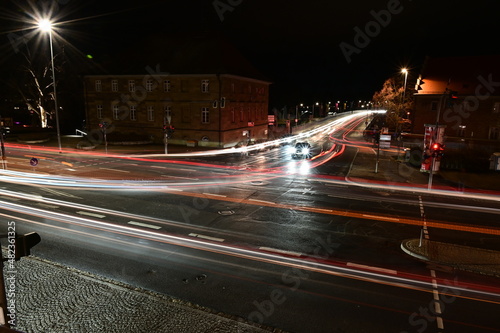 Schweinfurt bei Nacht, Leuchtstreifen von Autos Kreuzung Maxbrücke © GrebnerFotografie