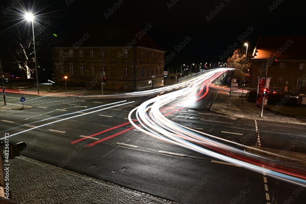 Schweinfurt bei Nacht, Leuchtstreifen von Autos Kreuzung Maxbrücke
