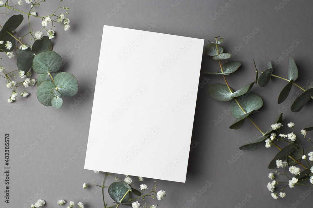 Obraz premium Wedding invitation or greeting card mockup with eucalyptus and gypsophila twigs