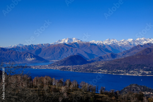 Catena del Monte Rosa vista dalla sponda lombarda del Lago Maggiore