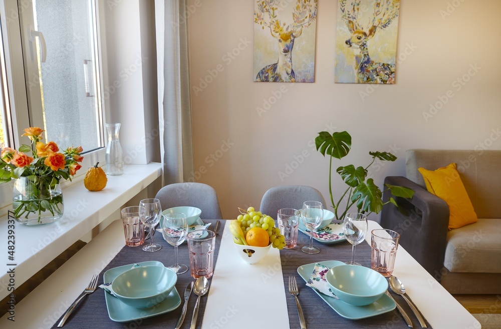 Odnowiona kuchnia i jadalnia w nowoczesnym mieszkaniu - obrazy, fototapety, plakaty 