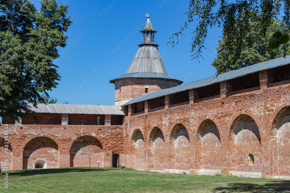 Fototapeta premium Zaraysk, Russia - July 6, 2021: The tower of the Zaraisk Kremlin fortress in the historical center of Zaraisk in the summer