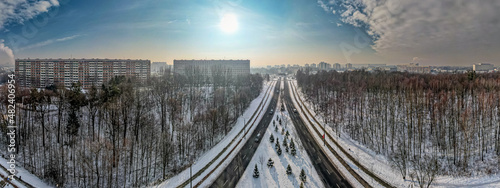 Jastrzębie Zdrój, miasto przemysłowe na Śląsku w Polsce zimą, panorama z lotu ptaka, drogi, rondo i bloki mieszkalne