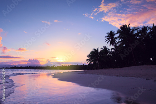 Fototapeta Naklejka Na Ścianę i Meble -  Travel background with Caribbean sunset on tropical beach.