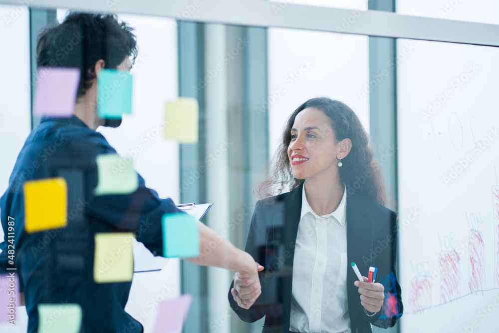 Obraz premium business women beard shaking hands man in conference room, concept finance market partnership stock trading stock trading