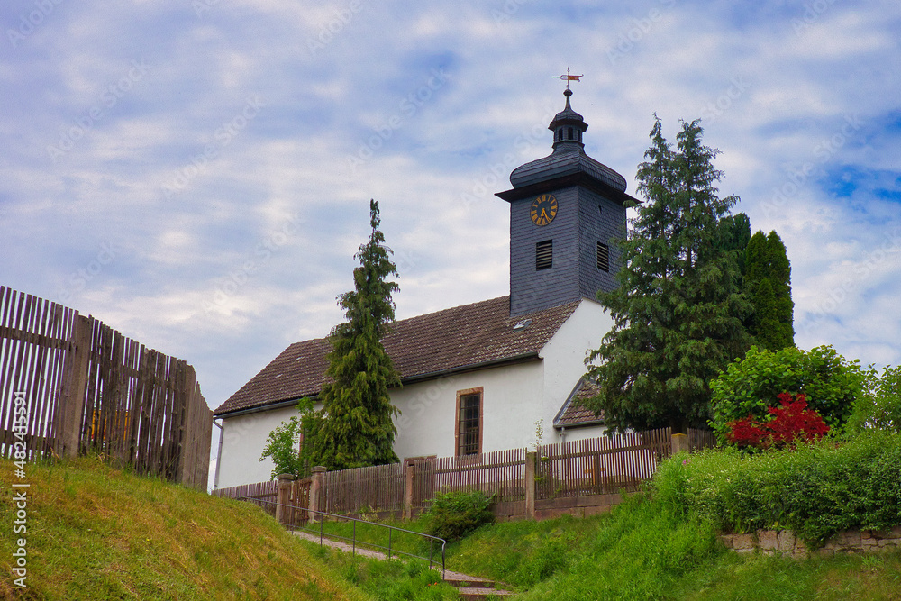 historische Dorfkirche Seitenbrück am Wanderweg im Saale Tal, Thüringen, Deutschland