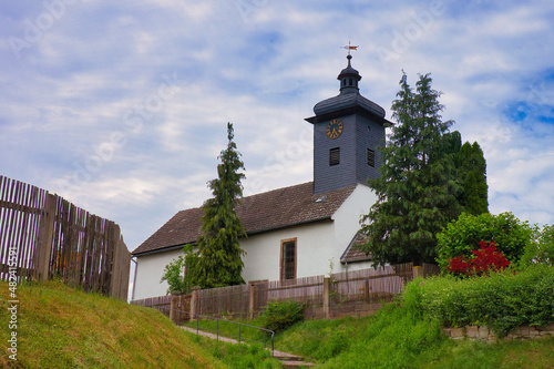 historische Dorfkirche Seitenbrück am Wanderweg im Saale Tal, Thüringen, Deutschland © Mark Lämmchen 
