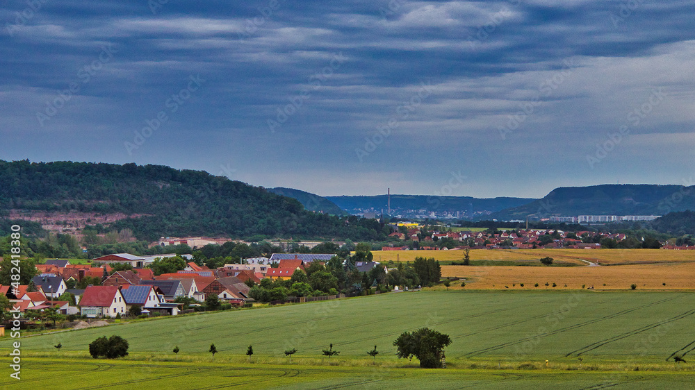 Blick ins Saale Tal mit Wiese und Feld, Kahla bei Jena, Thüringen, Deutschland