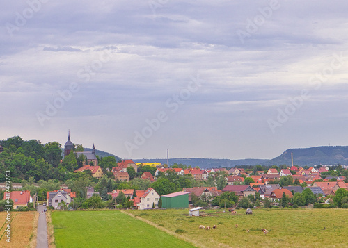 Wallpaper Mural Panoramablick auf die Ortschaft Schöps mit der markanten St. Marien Kirche inmitten der idyllischen Thüringer Landschaft, Schöps, Saale-Holzland-Kreis, Thüringen, Deutschland Torontodigital.ca