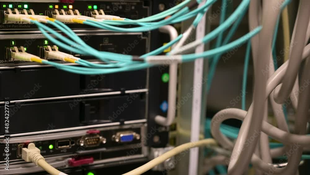 LED Leuchten in einem Server Rack mit RJ45 und Lichtwellenkabel Anschlüsse in einem Rechenzentrum