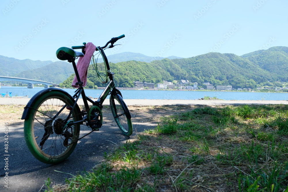 Fototapeta premium 河口湖でサイクリング