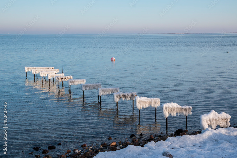 Naklejka premium Ice on the Posts