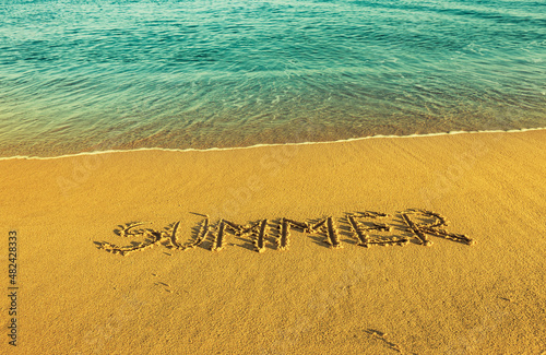 Das Wort summer in den Sand geschrieben
