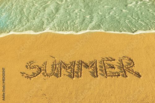 Das Wort summer in den Sand geschrieben