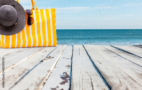 Terrasse aus Holz am Meer mit Blick zum horizont