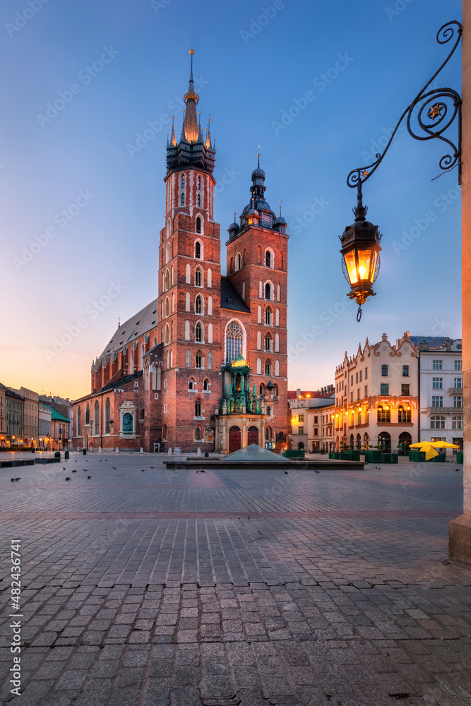 Fototapeta Kraków, Polska. Obraz HDR oświetlonej Bazyliki Mariackiej o wschodzie słońca