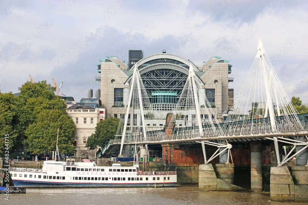 Obraz premium Hungerford Bridge and Golden Jubilee Bridge, London 
