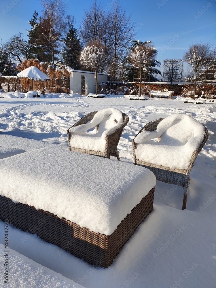 Prawdziwa polska zima, świeża warstwa białego śniegu w ogrodzie, meble ogrodowe na zimowym tarasie - obrazy, fototapety, plakaty 