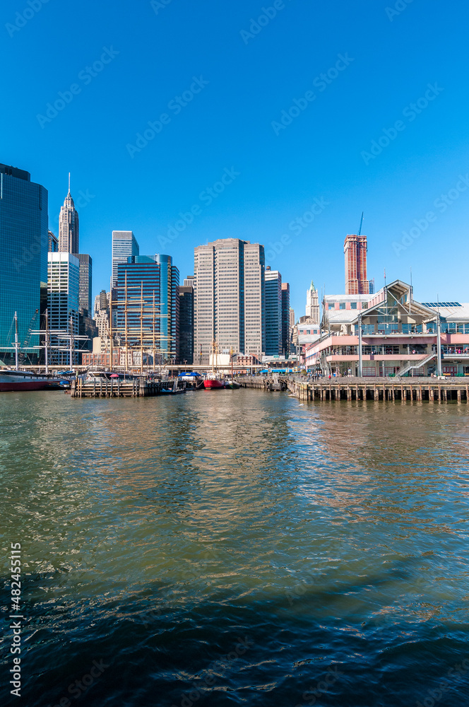 Obraz premium Manhattan from the River in New York, United States.