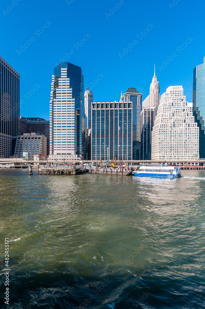 Obraz premium Manhattan from the River in New York, United States.