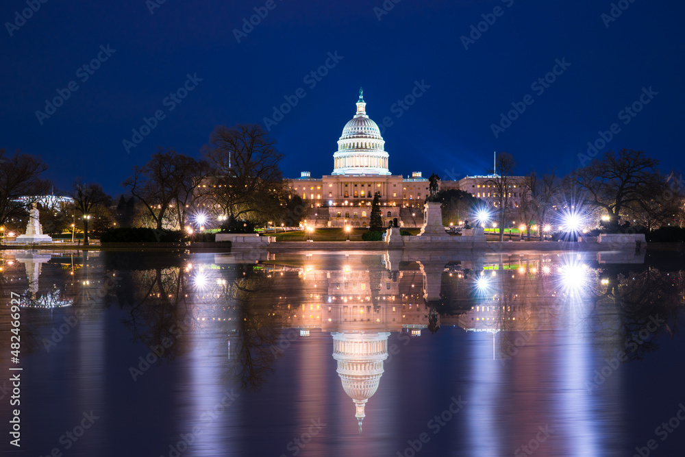 Fototapeta premium View of the United State Capitol Building seen at night