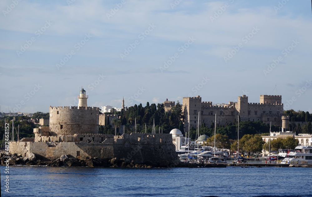 Fototapeta premium Leuchtturm im Mandraki-Hafen in Rhodos Stadt
