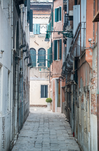 Fototapeta Naklejka Na Ścianę i Meble -  Narrow streets of Venice, Italy.