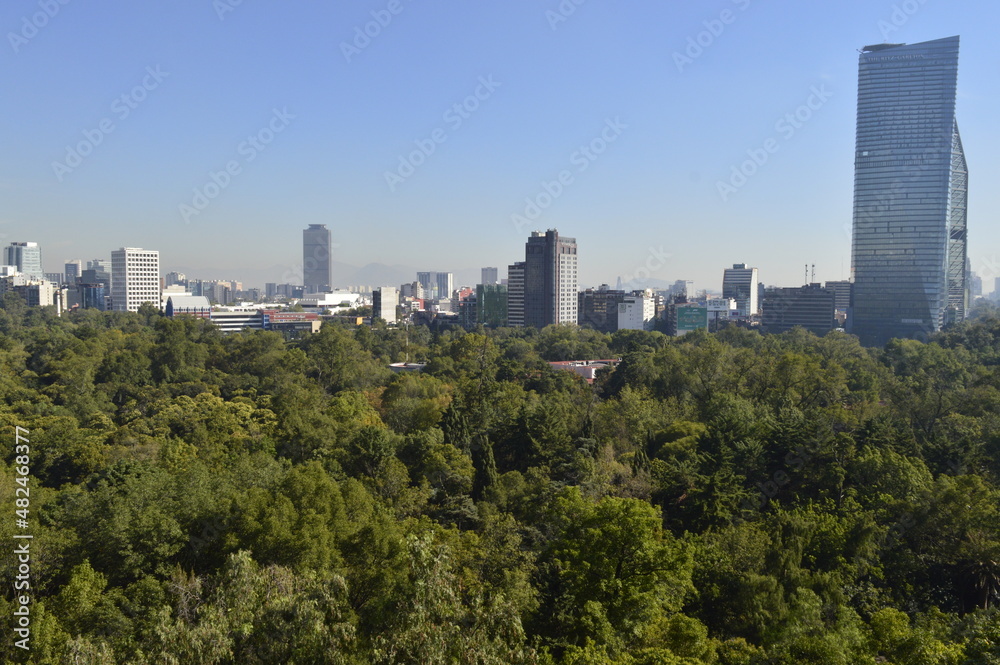 Parque Chapultepec com prédios da cidade do México ao fundo