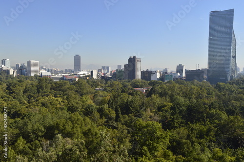 Parque Chapultepec com prédios da cidade do México ao fundo