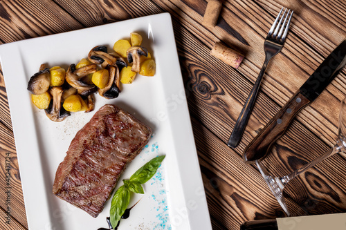 Obraz na plátně roast beef Steak, flank steak with grilled mushrooms on white plate