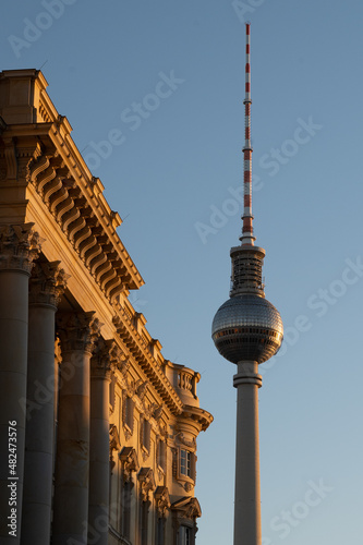 Canvas Print Berliner Fernsehturm und Humboldtforum am Morgen