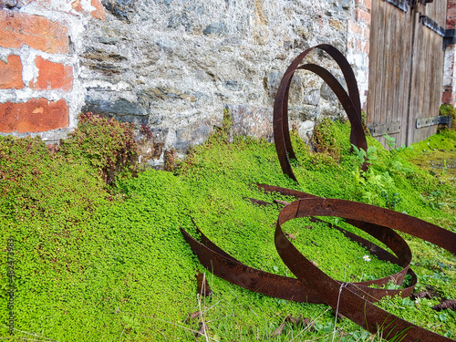 Cuadro en lienzo Square in front of barn covered with clover leaves
