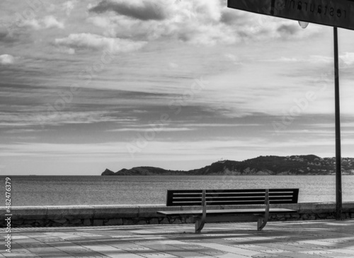 invitation à s'asseoir sur un banc au bord de mer photo