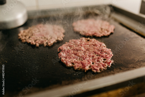 Snack - producing hamburger for the smash burger snack