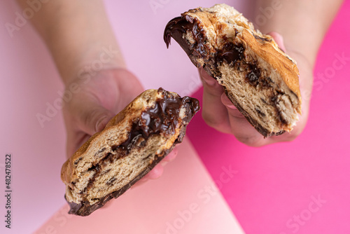Chocolate bar with pieces of panettone and stuffed with brigadeiro
