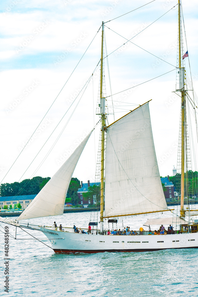 Obraz premium sailboat sailing in a river