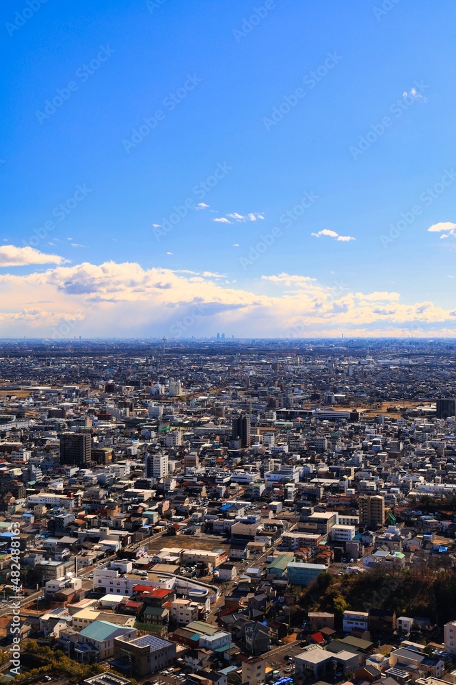 晴れた日の岐阜県岐阜市の高台から見た都市景観