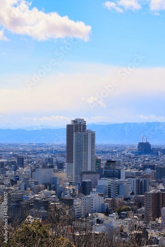 晴れた日の岐阜県岐阜市の高台から見た都市景観