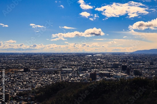 晴れた日の岐阜県岐阜市の高台から見た都市景観 © n.s.d
