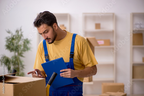 Young male contractor doing home relocation © Elnur