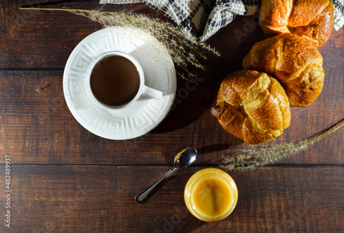 Croissants, caramel maison et chocolat chaud photo