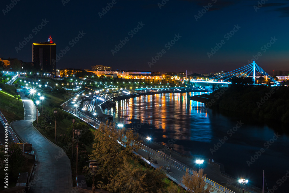Beautiful view of the illuminated Embankment of Tura River and the Bridge of Lovers at dusk, Tyumen, Russia
Beautiful view of the illuminated Embankment of Tura River and the Bridge of Lovers at dusk, Tyumen, Russia