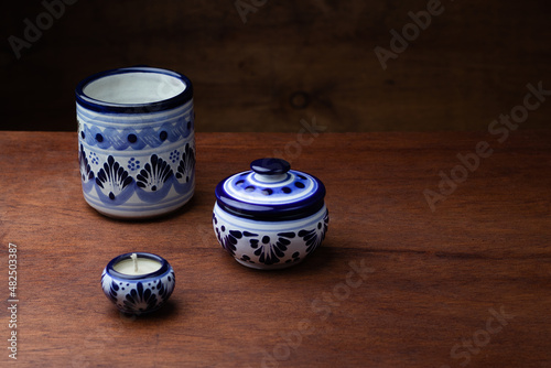 Cuadro en lienzo Pieces of colonial mexican Talavera pottery from Puebla