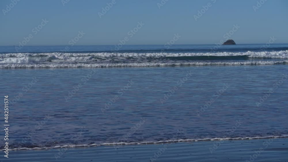 Waves Rolling in at the Beach Waves Rolling in at the Beach