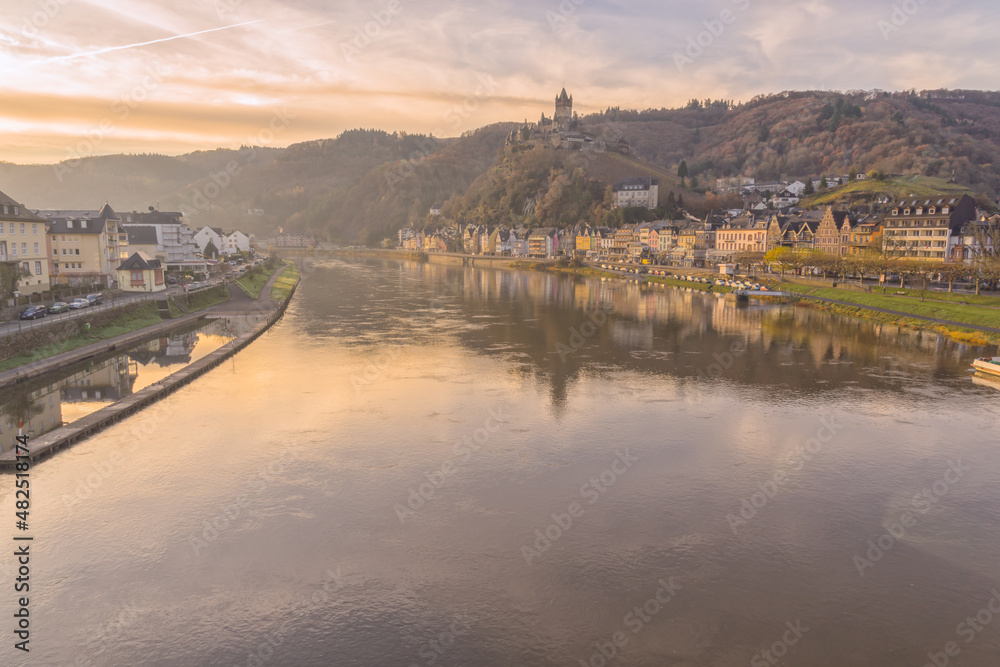 Obraz premium Sunset cityscape of Cochem Germany with view of Cochem castle and the moselle river
